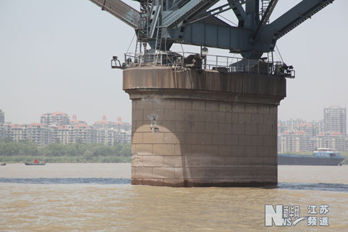 万吨海轮碰擦长江大桥后沉没 船员全部获救
