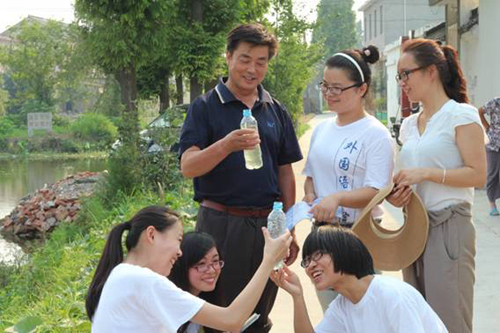 扬州：“大学生村官助理”给农民制定“职业坐标”——扬州大学：691个团队三下乡，为新农村建设打造 “职业农民”