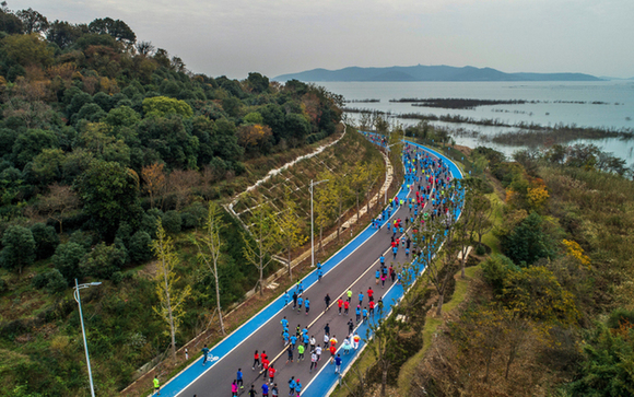 2017海峡两岸乐跑嘉年华举行 3000人齐聚太湖开跑